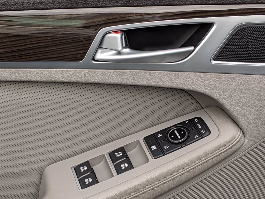 2016 Hyundai Genesis 3.8L - Photo 10 - Los Angeles, CA 91306