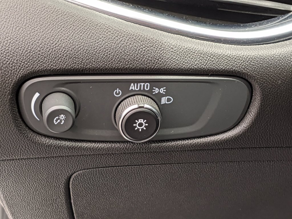 2020 Chevrolet Malibu LT - Photo 11 - Los Angeles, CA 91306