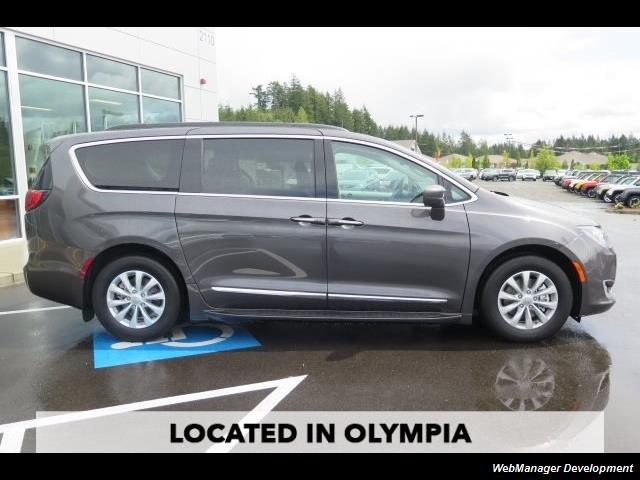 2017 Chrysler Pacifica Touring-L - Photo 2 - Los Angeles, CA 91306
