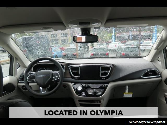 2017 Chrysler Pacifica Touring-L - Photo 10 - Los Angeles, CA 91306
