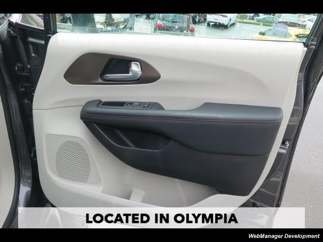 2017 Chrysler Pacifica Touring-L - Photo 31 - Los Angeles, CA 91306